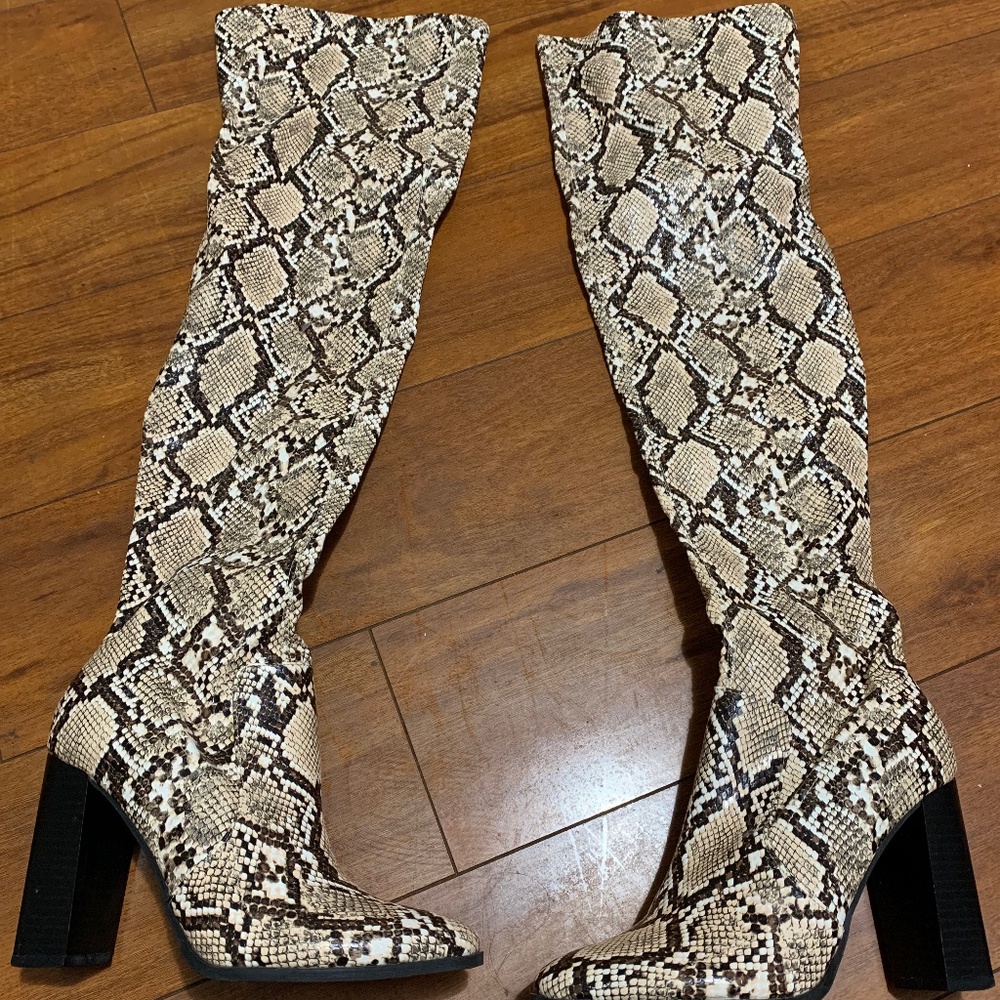 Forever 21 PU snakeskin faux leather knee high boots size 7
